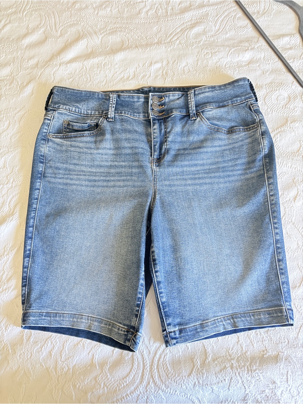 Torrid Mid-Rise Bermuda Denim Shorts Light Wash 3 Button Fly Jean shorts